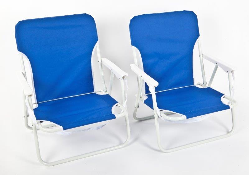 זוג כסאות פיקניק וחוף בצבע כחול